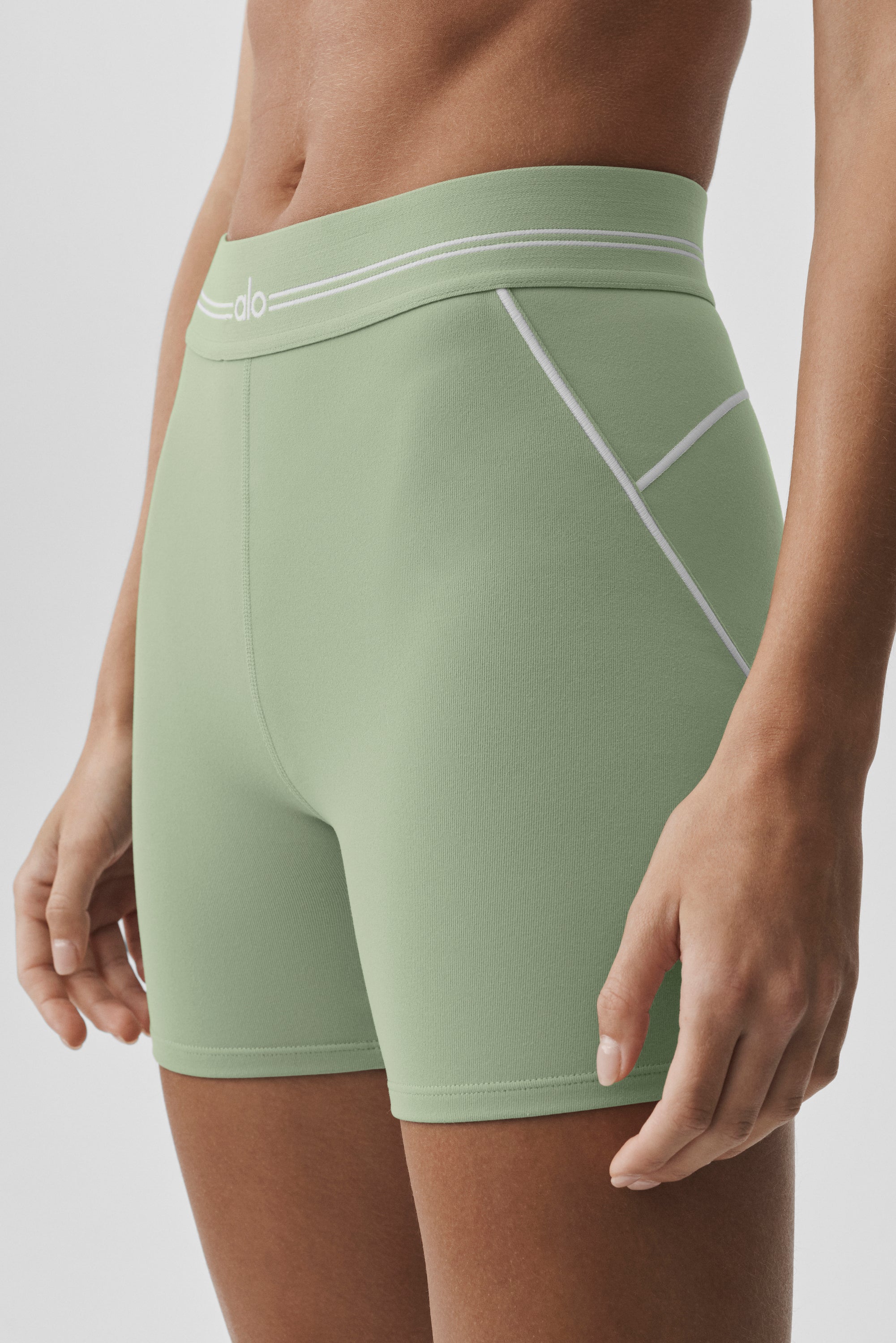 4 Airbrush High-Waist Heart Throb Short - Dune Grass/White